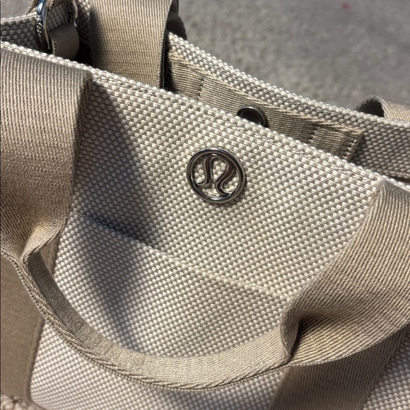 Lululemon Two Tone Canvas Tote Bag Purse Mini 4.5L MOJAVE TAN LIGHT IVORY - Picture 2 of 4